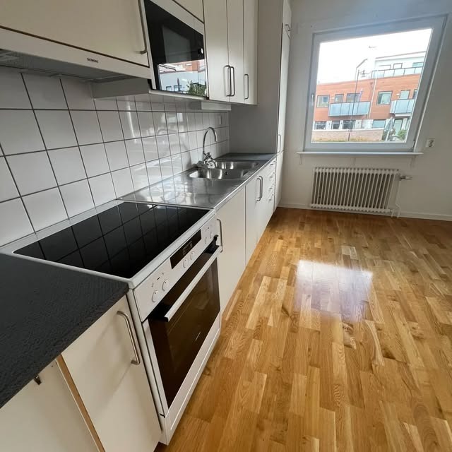 Ljust kök med blankt golv efter städning
